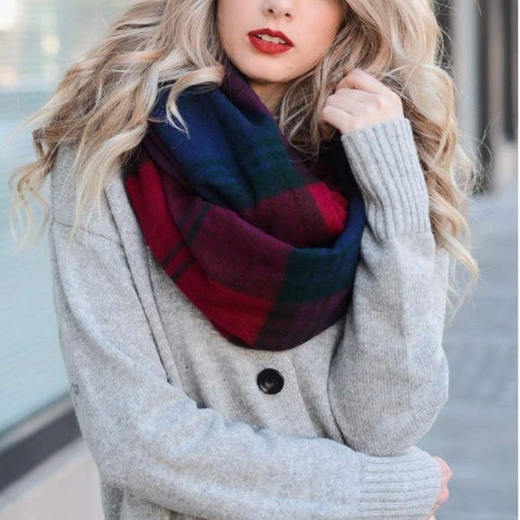 New Noel Plaid Triangle Scarf - Picture 1 of 7